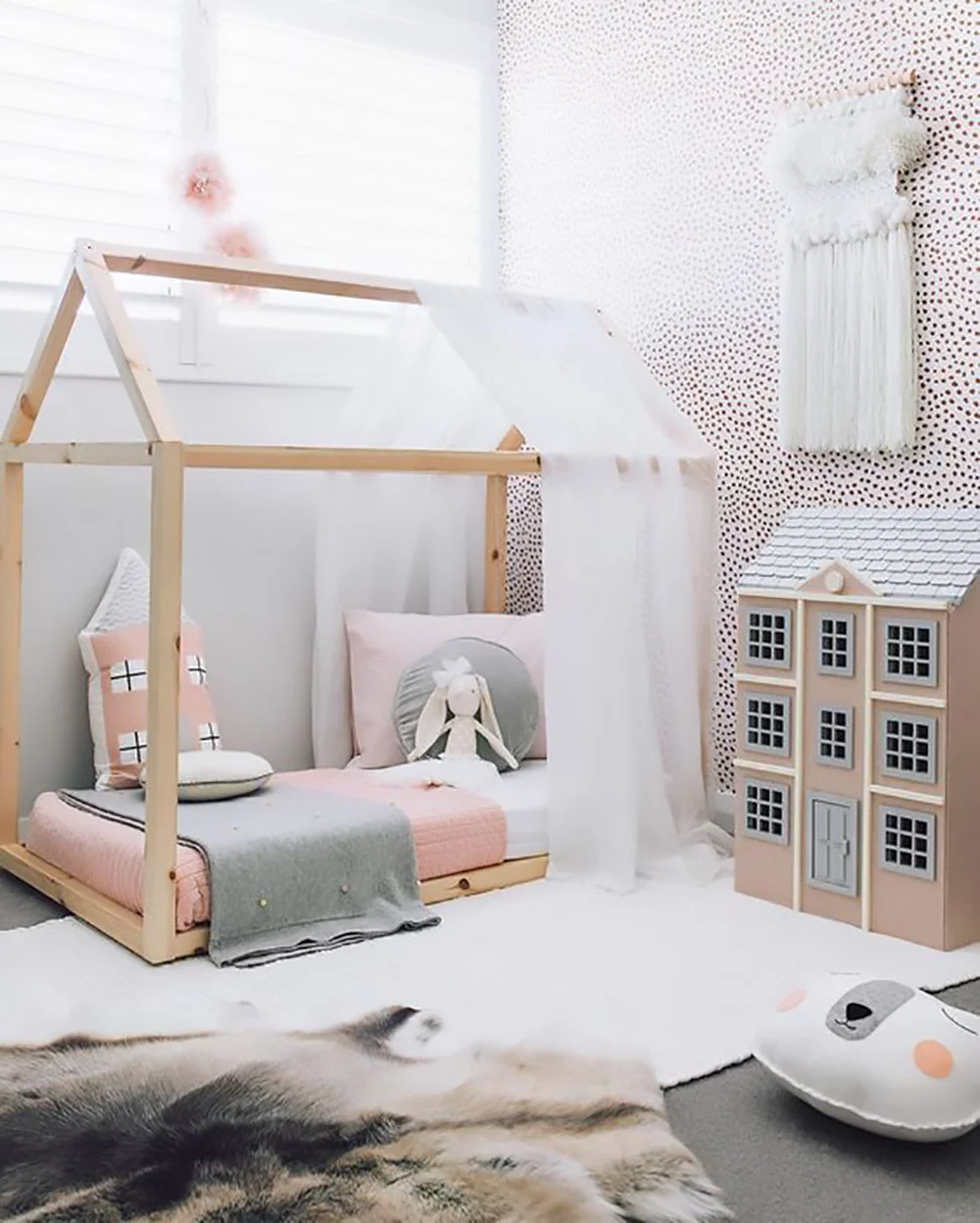 FRIDAY INSPIRATION HOUSE FRAME BEDS WINTER DAISY Melissa Barling Kids Interior Decorator Lifestyle Blogger